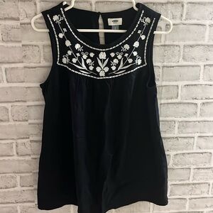 Black, Old Navy, sleeveless shirt, floral design in white​​ size small